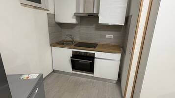 Frigorifero, forno, piano cottura, macchina per tè/caffè
