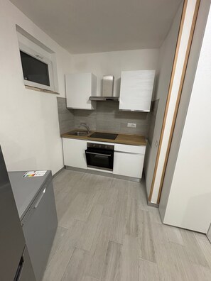 Kühlschrank, Ofen, Herdplatte, Wasserkocher mit Kaffee-/Teezubehör