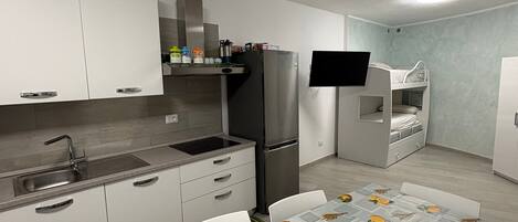 雪櫃、微波爐、焗爐、爐具