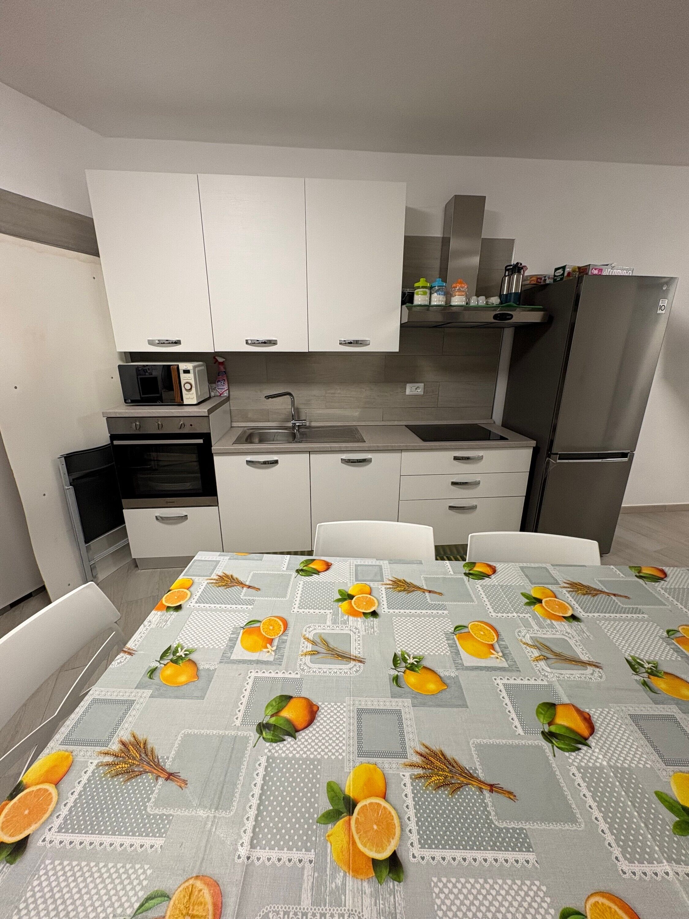 Frigorifero, microonde, forno, piano cottura