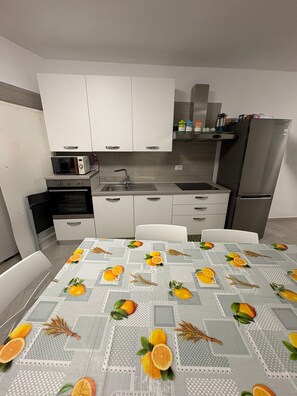 Frigorifero, microonde, forno, piano cottura