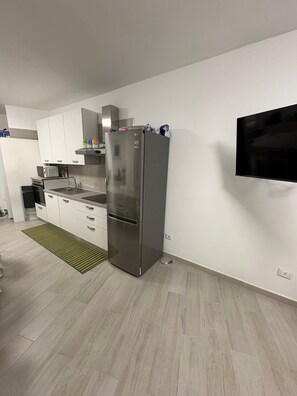 Frigorifero, microonde, forno, piano cottura