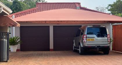 Elegant 3-Bed Cottage, Shared Pool, Prime Location