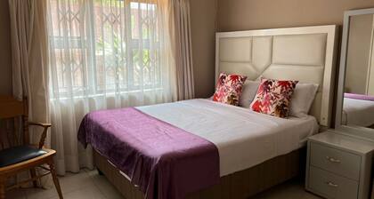 Elegant 3-Bed Cottage, Shared Pool, Prime Location