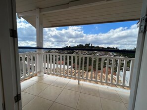 Classic Quadruple Room | Lanai - Skyblue Guesthouse by Concavus (Campos do Jordão)