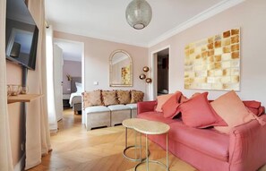TV - A RARE PRIVILEGE NEAR PALAIS GARNIER, GALERIE LAFAYETTE & MADELEINE - RUE D’ISLY (Paris)
