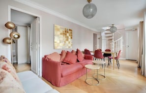 TV - A RARE PRIVILEGE NEAR PALAIS GARNIER, GALERIE LAFAYETTE & MADELEINE - RUE D’ISLY (Paris)