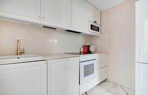 Fridge, microwave, dishwasher, coffee/tea maker - A RARE PRIVILEGE NEAR PALAIS GARNIER, GALERIE LAFAYETTE & MADELEINE - RUE D’ISLY (Paris)