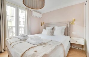4 bedrooms, desk, iron/ironing board, free WiFi - A RARE PRIVILEGE NEAR PALAIS GARNIER, GALERIE LAFAYETTE & MADELEINE - RUE D’ISLY (Paris)