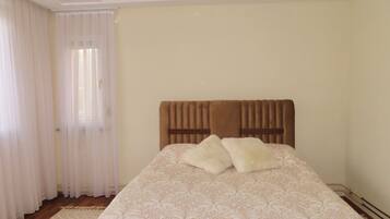 Appartement, 1 slaapkamer, balkon, uitzicht op binnenplaats | Verduisterende gordijnen, een strijkplank/strijkijzer, gratis wifi