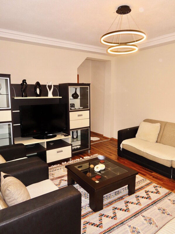 Apartment, 1 Bedroom, Balcony, Courtyard View | Living area