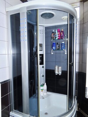 Appartement, 1 slaapkamer, balkon, uitzicht op binnenplaats | Badkamer