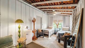 3 slaapkamers, een strijkplank/strijkijzer, gratis wifi, beddengoed