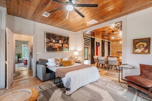 3 bedrooms, iron/ironing board, free WiFi, bed sheets - Stay at the 1905 TX Farmhouse•Cowboy Pool+Fire Pit (Llano)