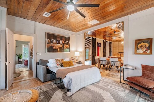 Stay at the 1905 TX Farmhouse•Cowboy Pool+Fire Pit