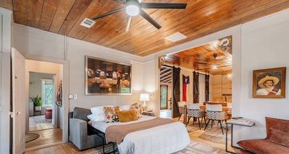 Stay at the 1905 TX Farmhouse•Cowboy Pool+Fire Pit