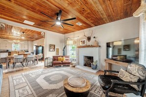 Smart TV, books - Stay at the 1905 TX Farmhouse•Cowboy Pool+Fire Pit (Llano)