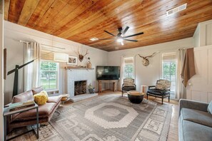 Smart TV, books - Stay at the 1905 TX Farmhouse•Cowboy Pool+Fire Pit (Llano)