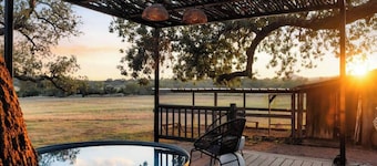 Stay at the 1905 TX Farmhouse•Cowboy Pool+Fire Pit