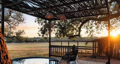 Stay at the 1905 TX Farmhouse•Cowboy Pool+Fire Pit