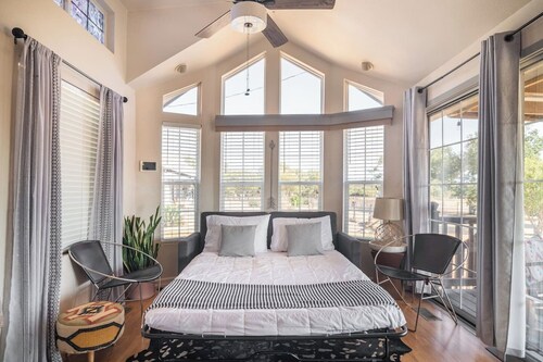 Hill Country Tiny House + Pool Getaway on 10acr