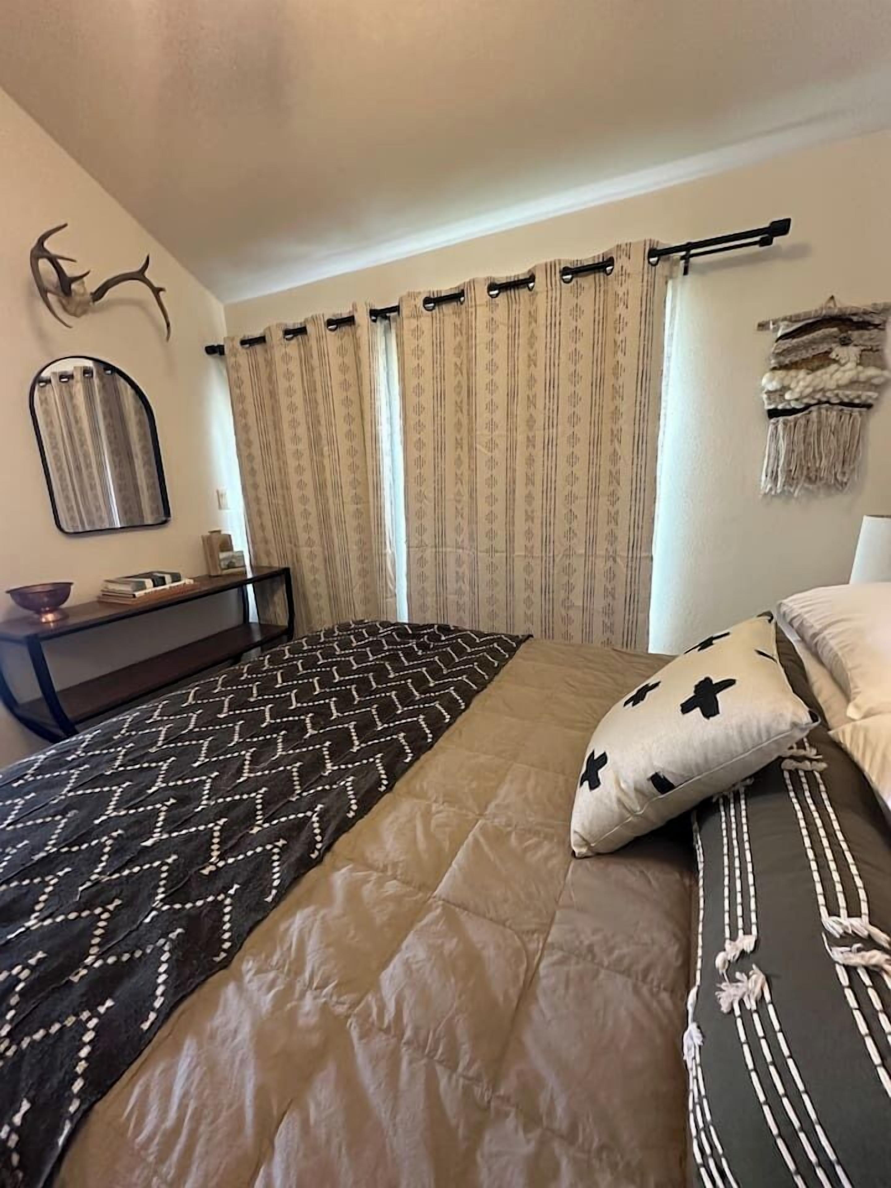 Escritorio, tabla de planchar con plancha, wifi y ropa de cama 