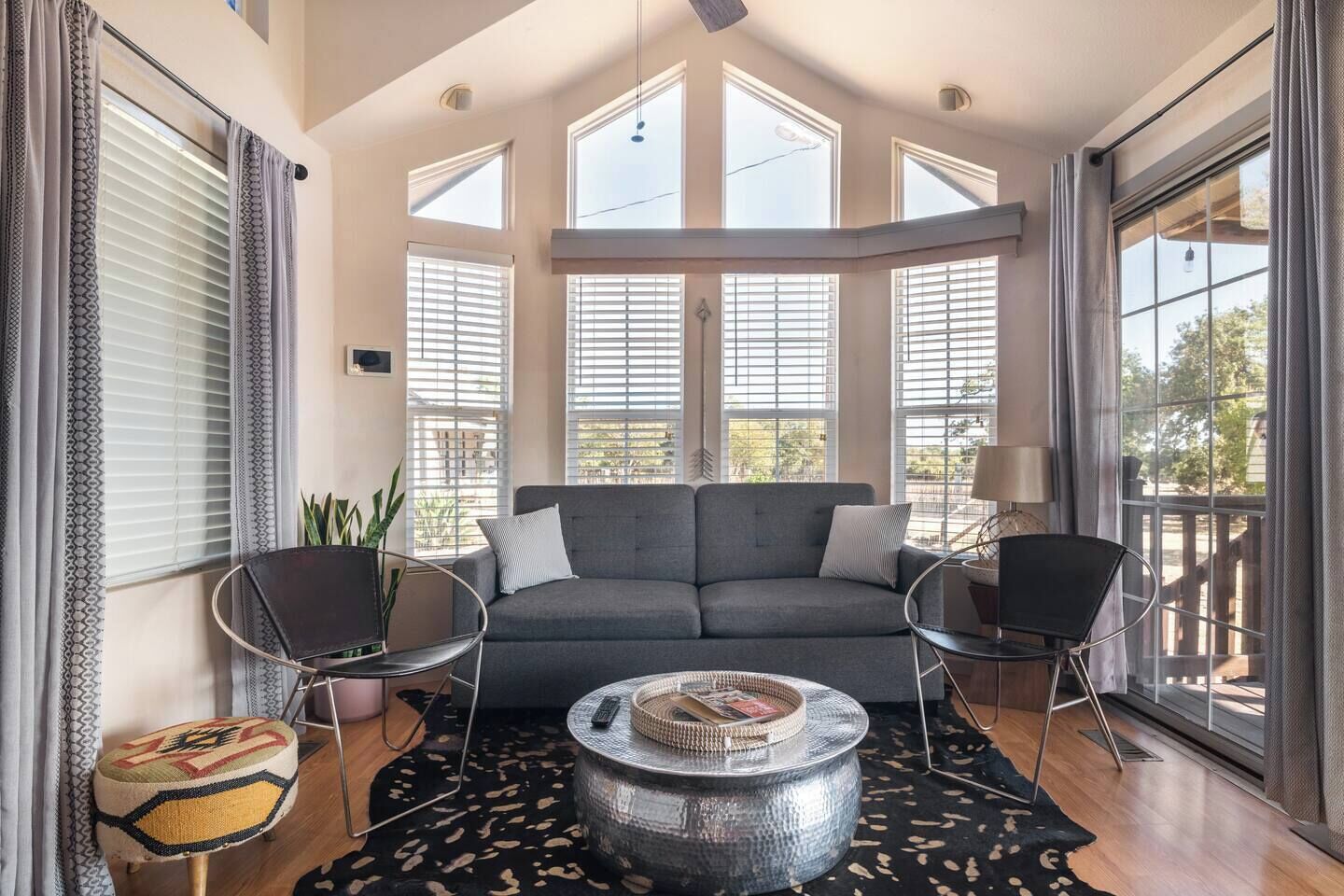 テレビ、暖炉、ステレオ