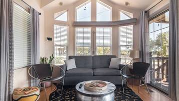 Una televisión, una chimenea, un reproductor estéreo