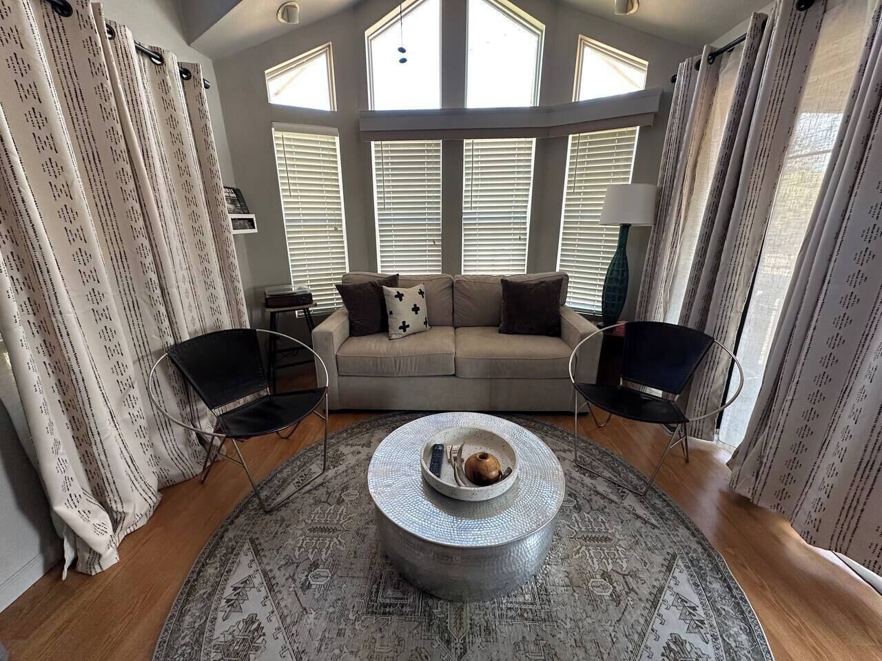 Tv, eldstad och en stereo