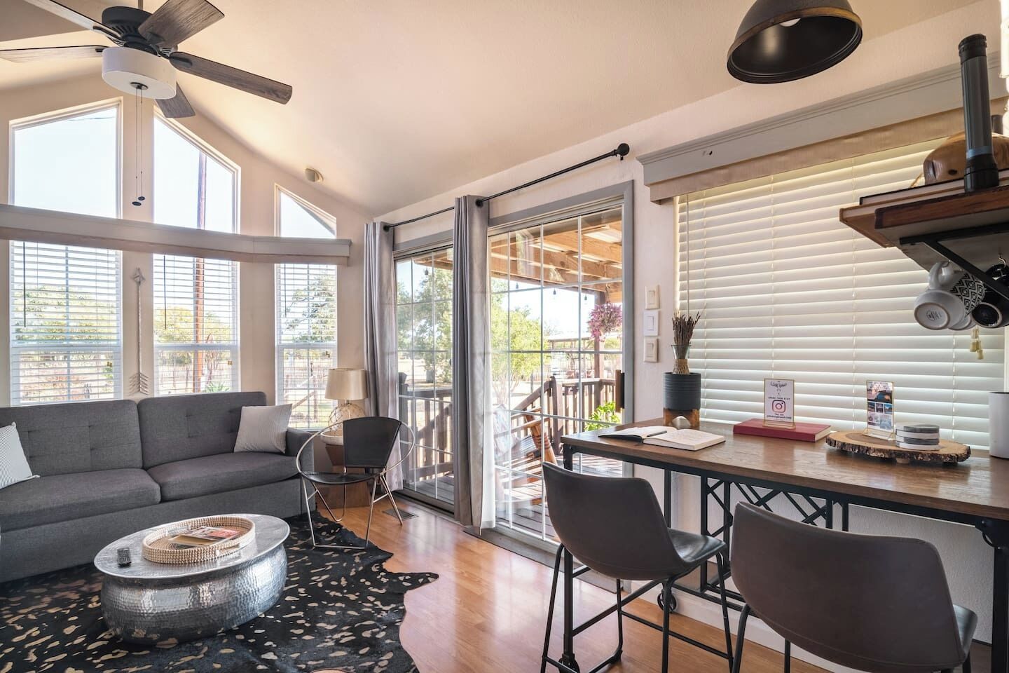 テレビ、暖炉、ステレオ