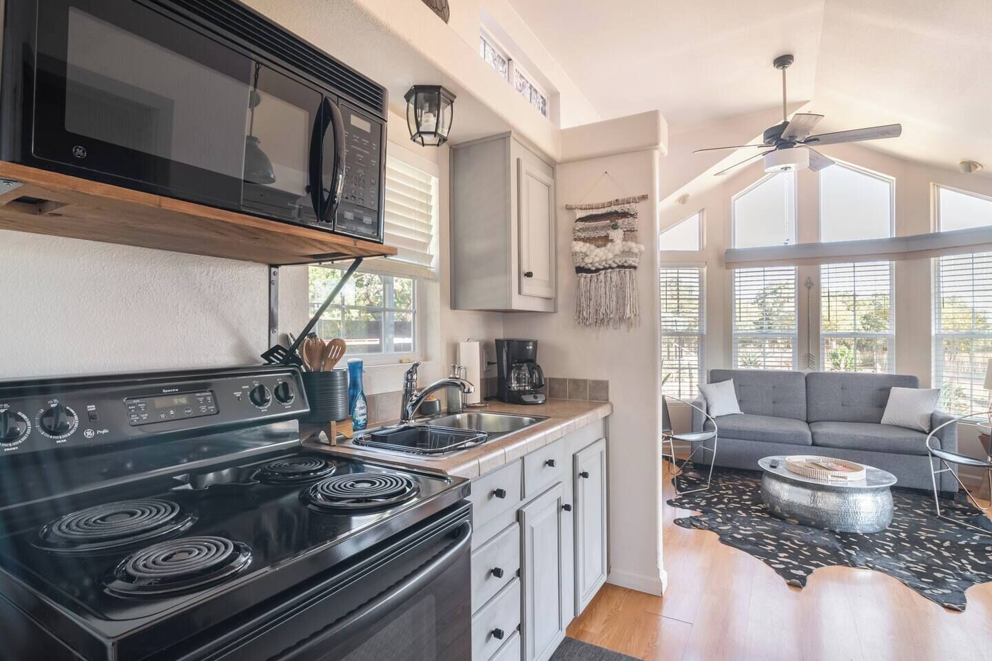 Kylskåp, mikrovågsugn, ugn och spishäll