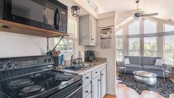 Kylskåp, mikrovågsugn, ugn och spishäll