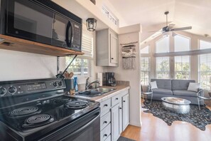 Refrigerador, microondas, horno, placa de cocina