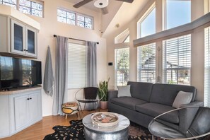 Televisión, chimenea y estéreo
