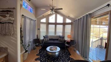 Televisión, chimenea y estéreo