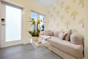 Studio Superior | Vardagsrum | 40-tums smart-tv med kabelkanaler, Netflix och streamingtjänster