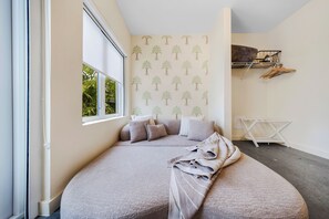 Cortinas blackout, wifi gratis y ropa de cama 