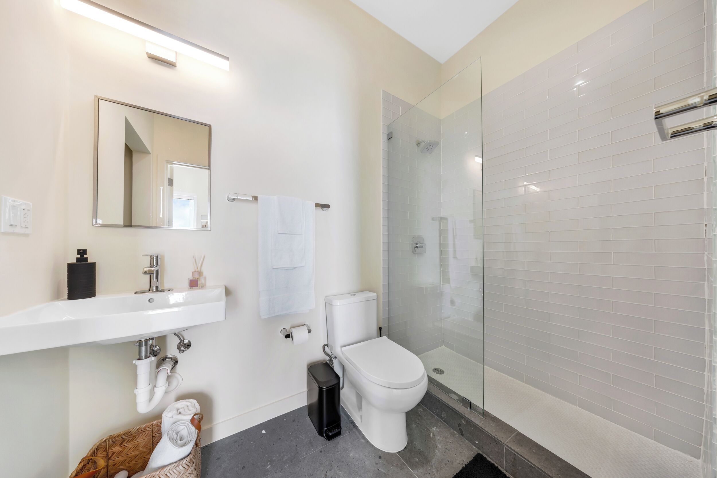 Standard-Studio | Badezimmer | Dusche, Haartrockner, Handtücher, Seife