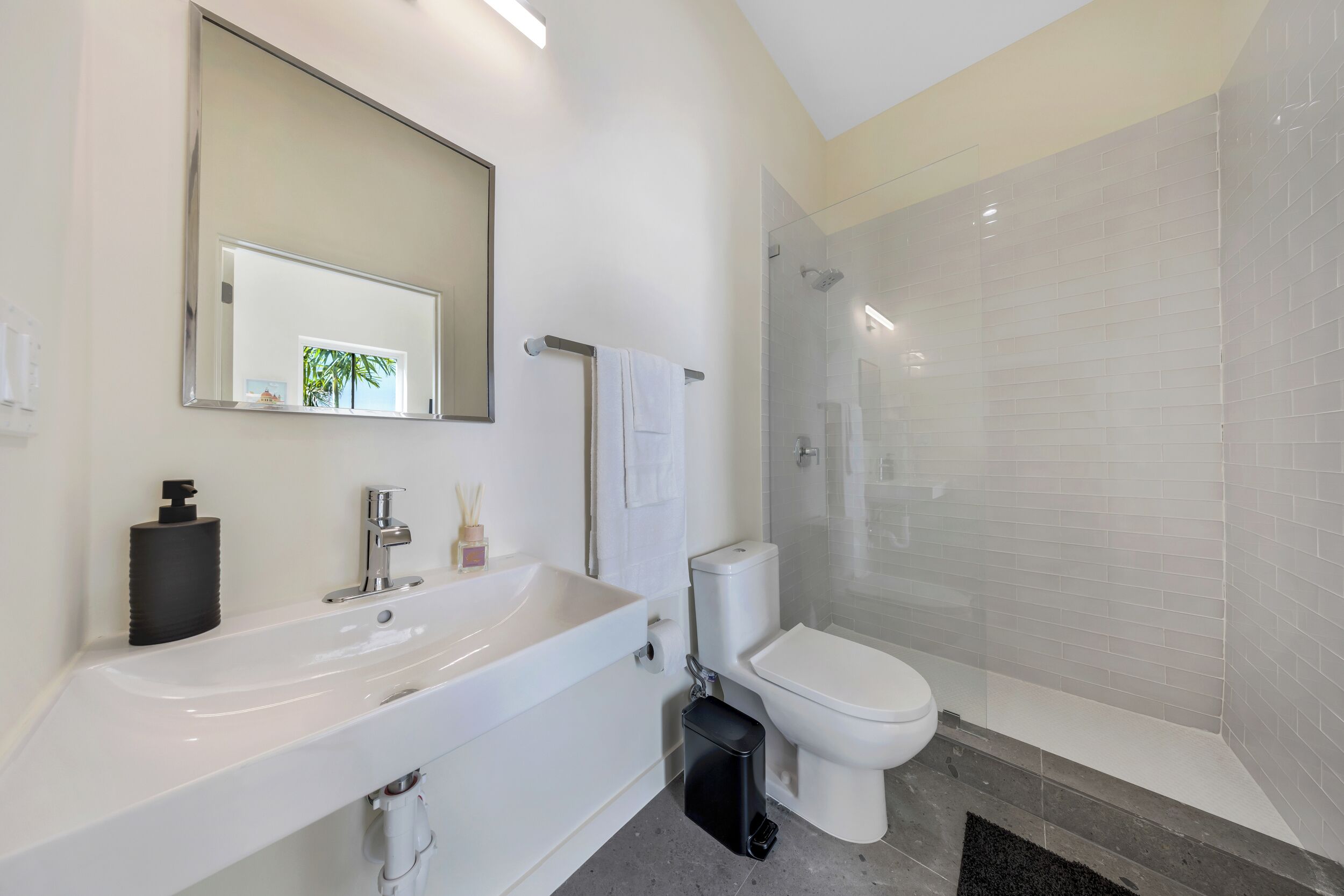 Studio | Badezimmer | Dusche, Haartrockner, Handtücher, Seife