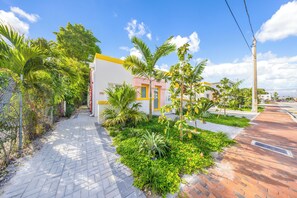 Property grounds - El Jardín by Renzzi (Miami)