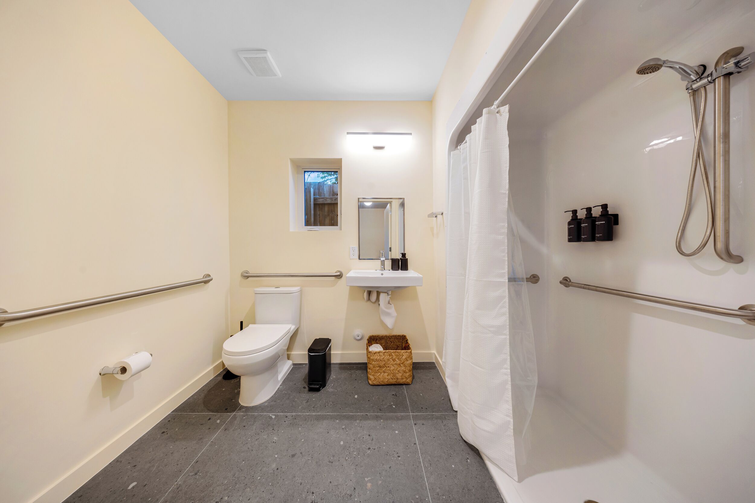 Un bagno con servizi igienici, lavandino e doccia.