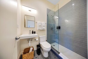 Junior Studio | Bathroom | Shower, rainfall showerhead, hair dryer, towels - El Jardin by RH (Miami)