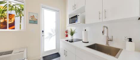 Een magnetron, een kookplaat