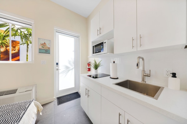 Microondas y placa de cocina