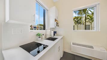 Standard Studio | Private kitchen | Microwave, stovetop