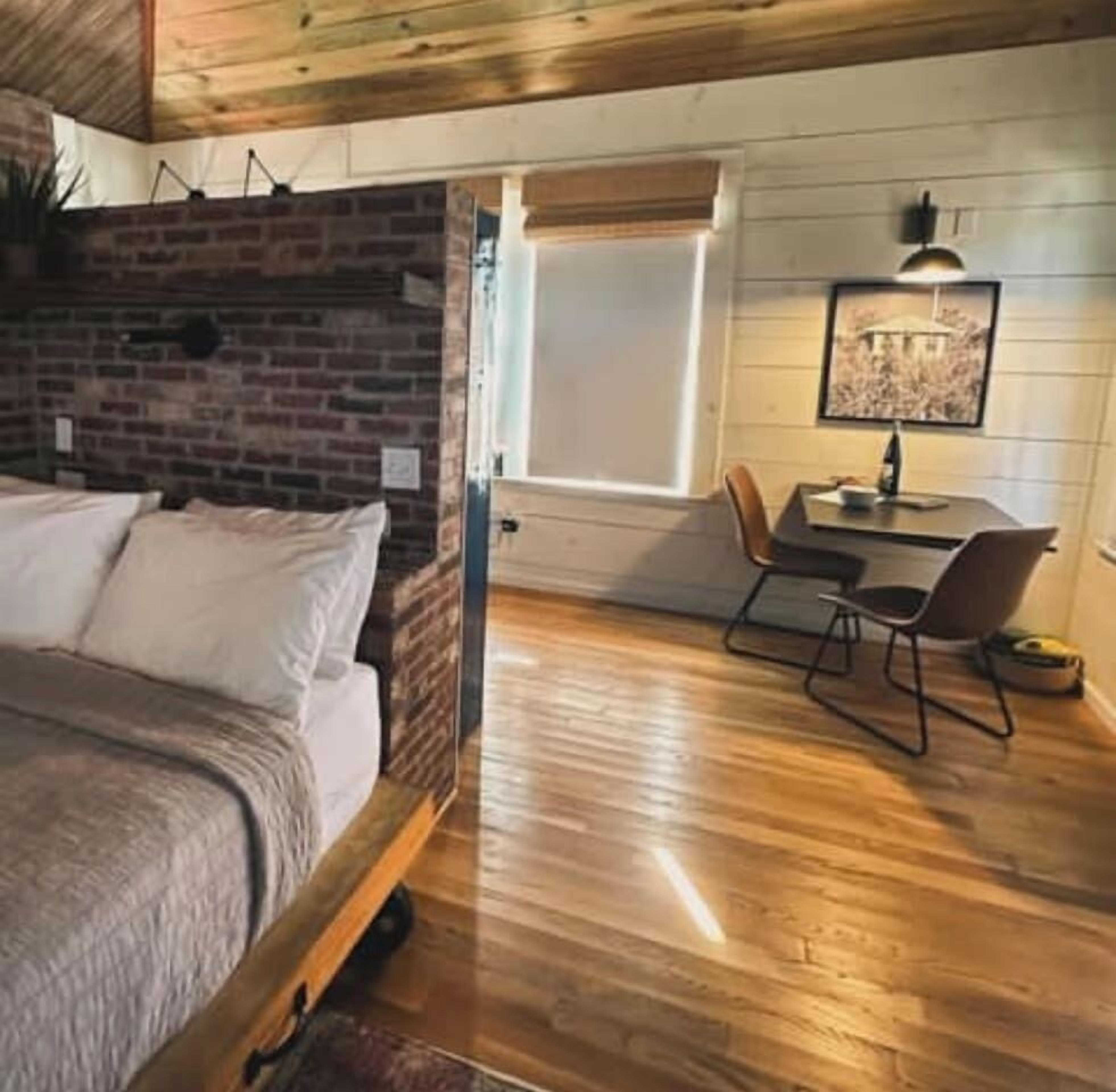 Escritorio, wifi y ropa de cama 