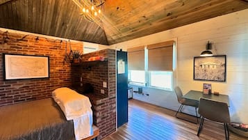 Een bureau, wifi, beddengoed