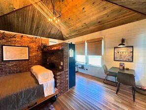 Een bureau, wifi, beddengoed