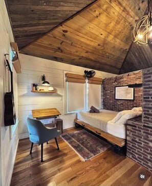 Desk, WiFi, bed sheets - Llano Line Shack -
Historic Rail (Llano)