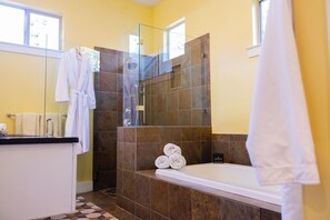 Hair dryer, towels - Bouldin Creek Retreat | Putting Green + Walkable to SoCo (Austin)